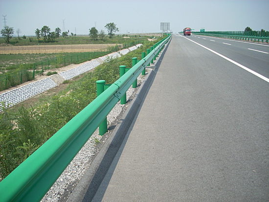 高速公路护栏展示